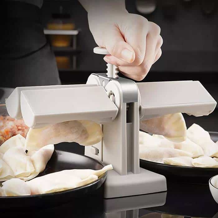 Manuální strojek na výrobu knedlíků a piroh